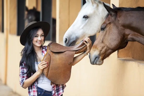 Piękna kobieta jeździec koń ranczo — Zdjęcie stockowe