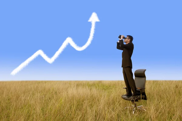 Empresário usando binóculos procurando crescimento gráfico nuvem — Fotografia de Stock