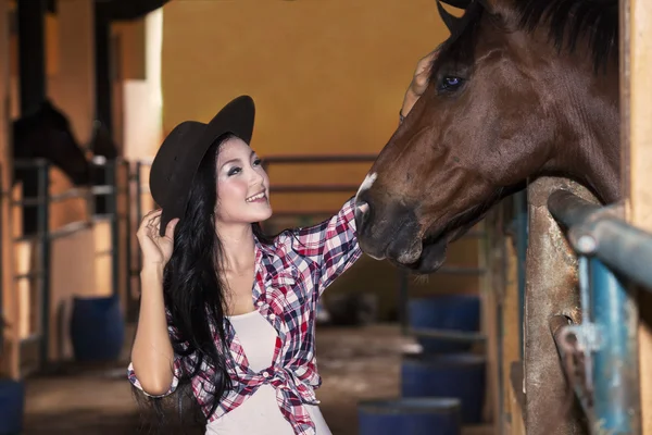 Mooie vrouwelijke ruiter en paard ranch — Stockfoto