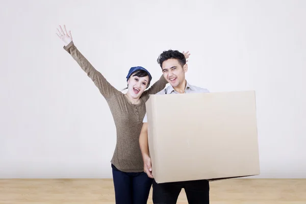 Ευτυχισμένο ζευγάρι μεταφέρουν κουτί στο σπίτι — Φωτογραφία Αρχείου