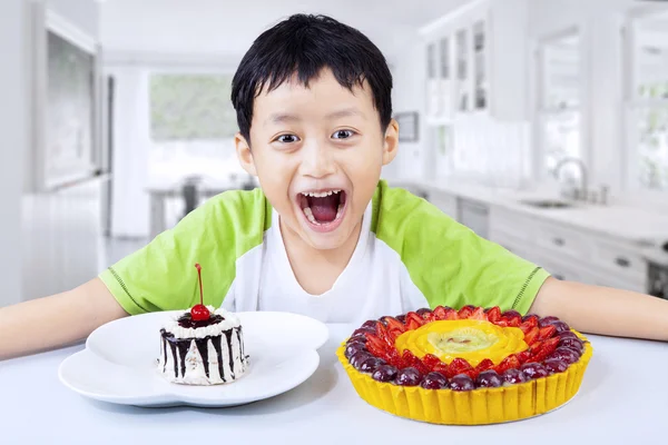 Junge lacht mit Nachtisch zu Hause — Stockfoto