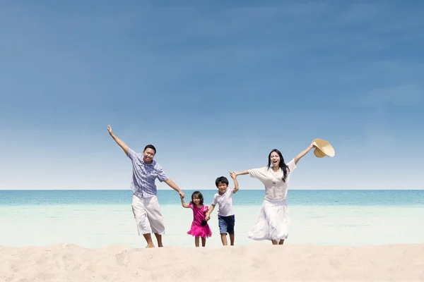 plajda çalışan mutlu bir aile