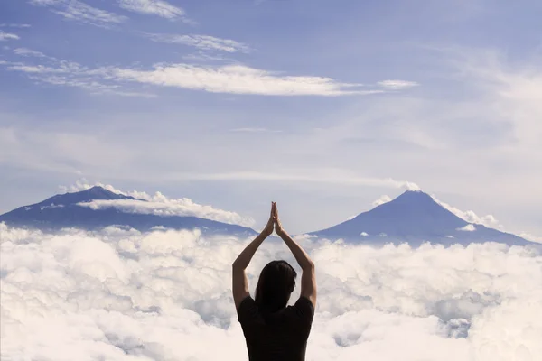 Schöne Wolkenkratzer und Frau auf Berggipfel — Stockfoto