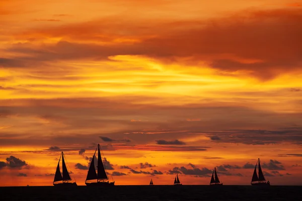 Belo pôr do sol e navios no oceano — Fotografia de Stock