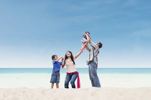 Famiglia asiatica sulla spiaggia di sabbia bianca — Foto Stock