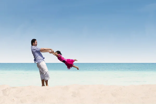 Pai e filha tempo feliz na praia — Fotografia de Stock