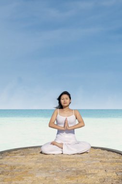 Sahilde meditasyon yaparken.