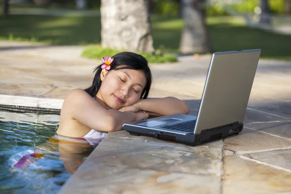 Godersi la vacanza con il computer portatile in piscina — Foto Stock