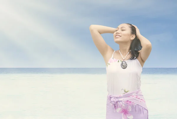 Красива дівчина насолоджується сонячним сяйвом на пляжі — стокове фото