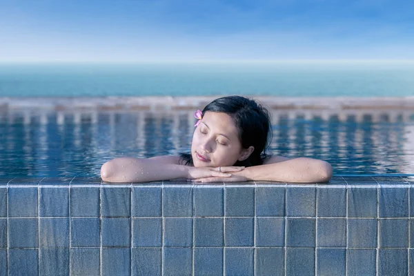 Femme attrayante à la piscine — Photo