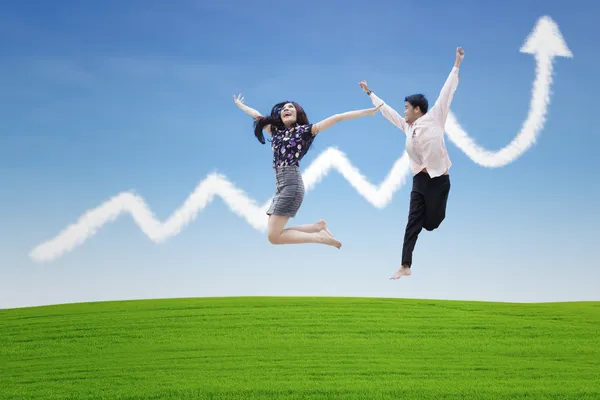 Paar springt auf Gewinndiagramm-Wolke — Stockfoto