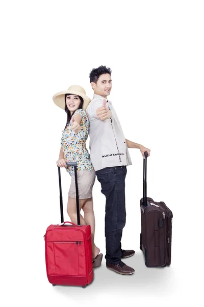 Asiático casal trazer bagagem no branco — Fotografia de Stock
