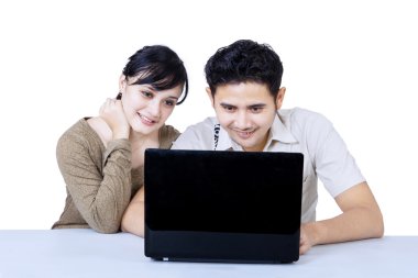 mutlu çift izole laptop-