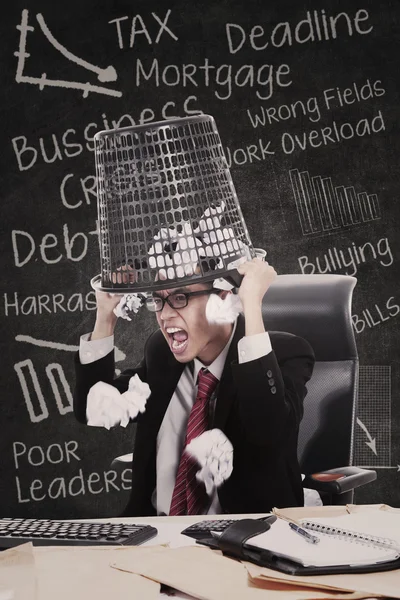 Angry businessman hold rubbish bin in class — Stock Photo, Image