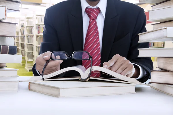 Бизнесмен читает в очках — стоковое фото