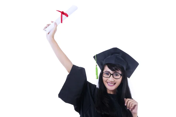 Opgewonden student in afstuderen jurk - geïsoleerd — Stockfoto