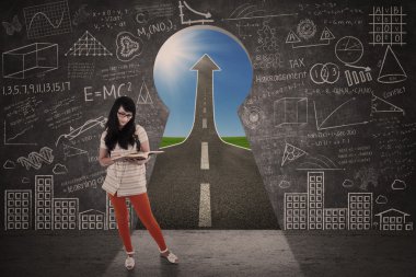 Asyalı kız çalışma anahtar deliği başarı yol
