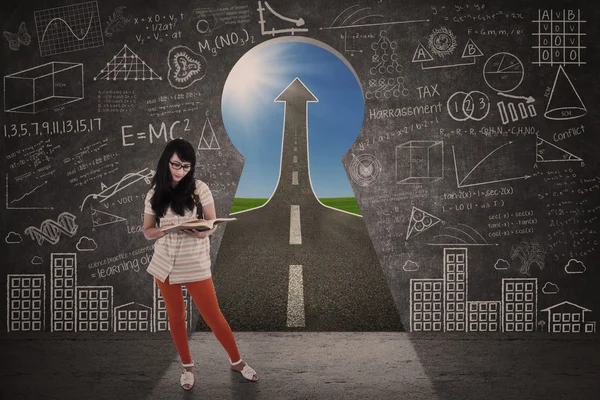 Asian girl study in front of keyhole success road — Stock Photo, Image