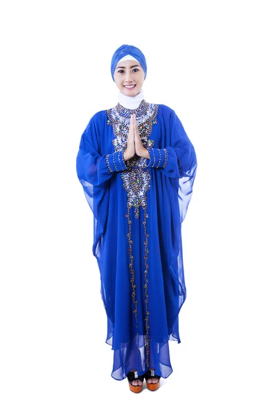 Linda mulher muçulmana em vestido azul no fundo branco — Fotografia de Stock