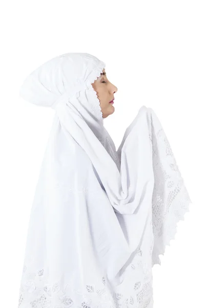 Nahaufnahme einer muslimischen Frau, die auf weißem Hintergrund betet — Stockfoto
