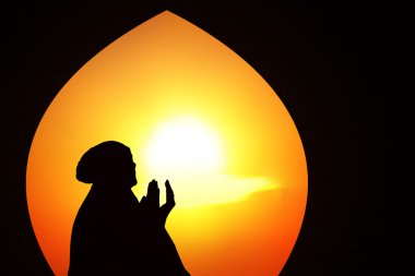 bir Müslüman dua camide güzel portakal siluet