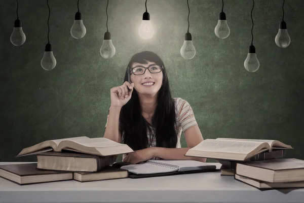 Asiatische Studentin hat helle Idee unter Glühbirnen — Stockfoto