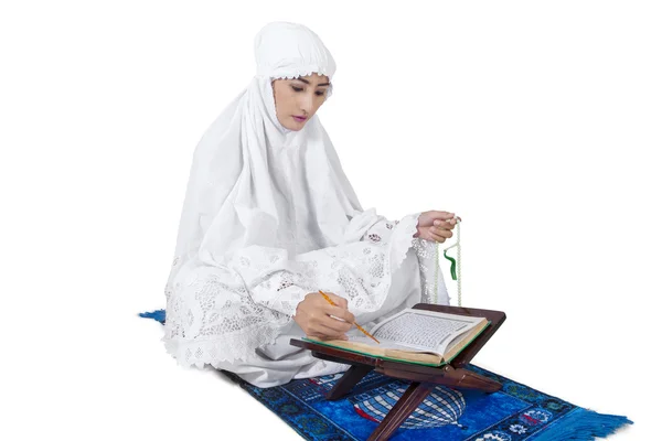 Mooie vrouwelijke moslim lezen kuran - geïsoleerd — Stockfoto