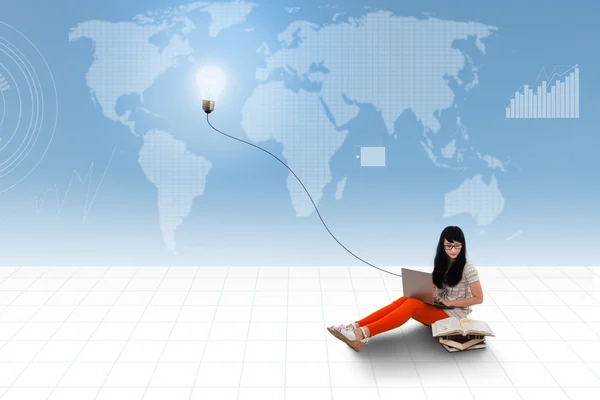 Estudiante asiático usando portátil en el mapa del mundo fondo — Foto de Stock