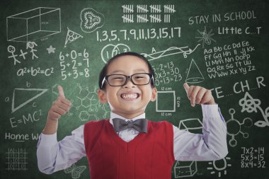 Asyalı öğrenci çocuk kadar sınıfta başparmak göstermek