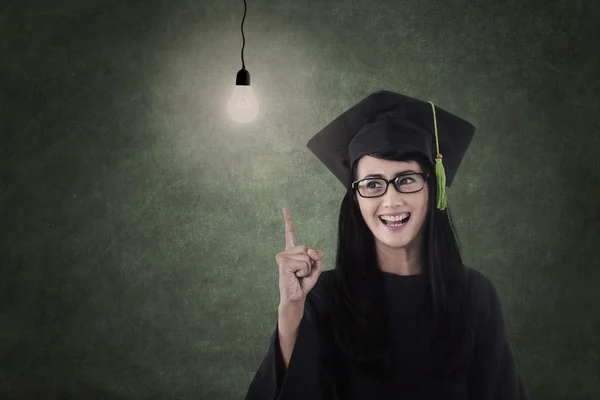 Hermoso nerd en vestido de graduación tienen idea — Foto de Stock