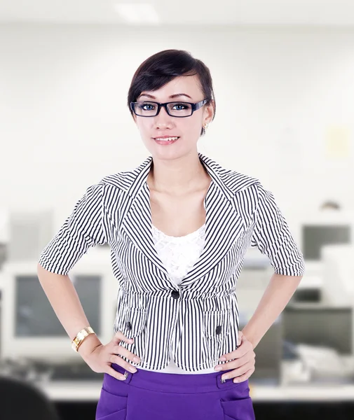 Schöne Geschäftsfrau posiert im Büro — Stockfoto