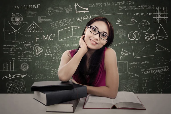 Séduisante étude féminine en classe — Photo