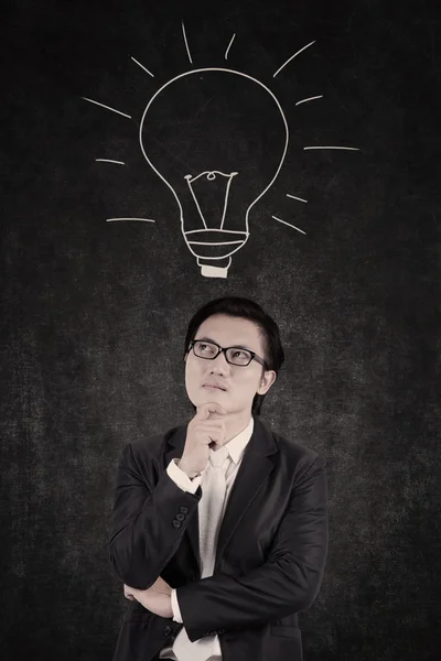 Asiático homem de negócios inteligente com fundo lâmpada — Fotografia de Stock
