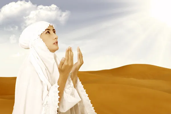 Asian female muslim in white praying at desert — Stock Photo, Image