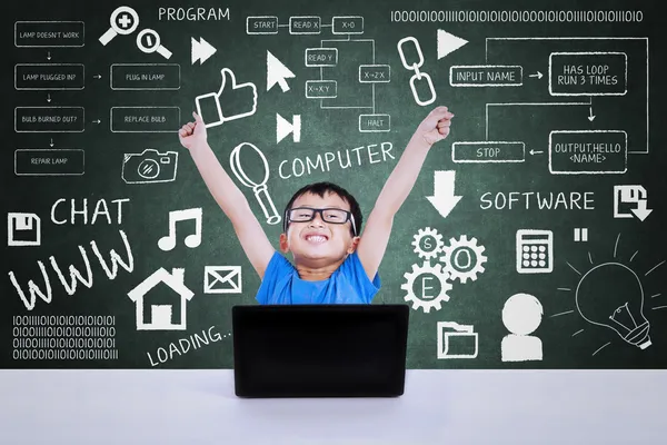 Jongen winnen van computer wetenschap competitie laptop gebruiken in de klas — Stockfoto