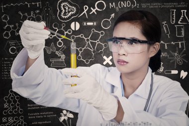 güzel bilim adamı damla sıvı şişeye Laboratuvarı