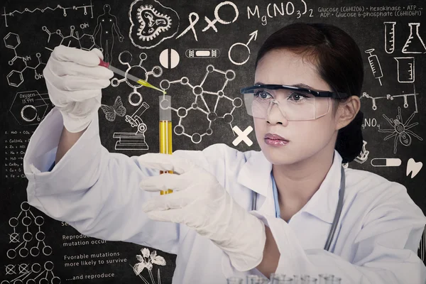 Mooie wetenschapper druppel vloeistof in de kolf lab — Stockfoto