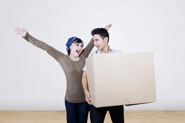 Happy couple moving house with box — Stock Photo, Image