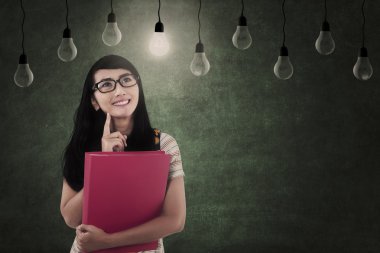 Asyalı kadın sınıf ampulleri bakarak