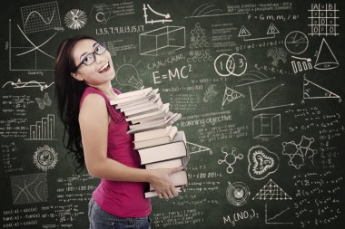 güzel kız öğrenci sınıfta kitap yığını getir