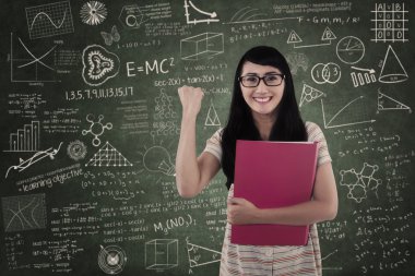 mutlu kız öğrenci sınıf yazılı yönetim kurulu