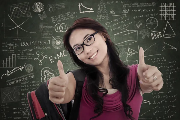 Asian female student give thumbs up in class — Stock Photo, Image