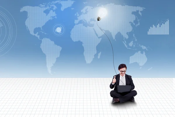 Uomo d'affari dare pollice su sullo sfondo mappa del mondo — Foto Stock