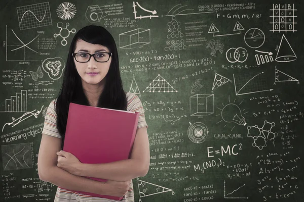 Studente donna fiduciosa in piedi in classe — Foto Stock