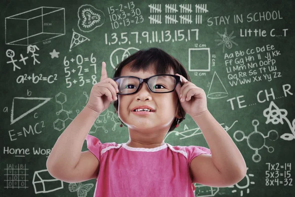 Menina asiática usar óculos na classe — Fotografia de Stock