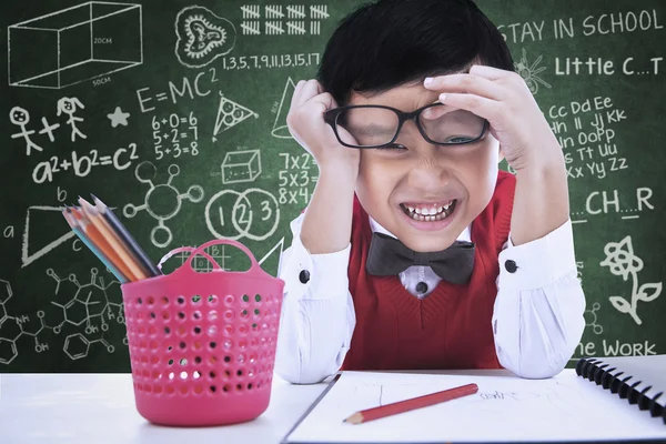 Divertente espressione di studente ragazzo in classe — Foto Stock