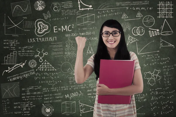 Estudiante feliz en clase en tablero escrito —  Fotos de Stock