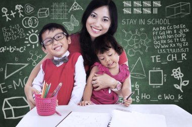 mutlu bir aile sınıf içinde poz