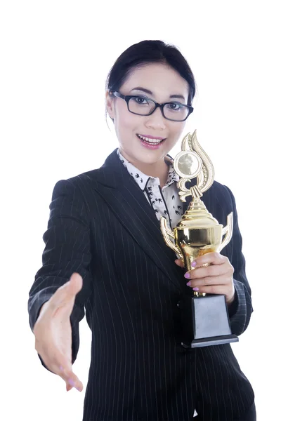 Empresária trazer troféu e dar aperto de mão — Fotografia de Stock