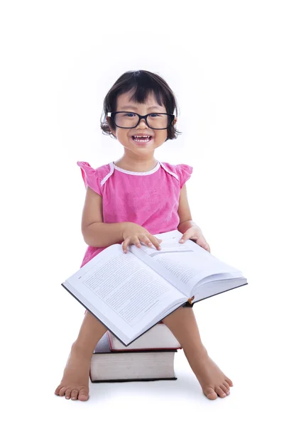Roztomilá dívka čtení knihy na bílém pozadí — Stock fotografie